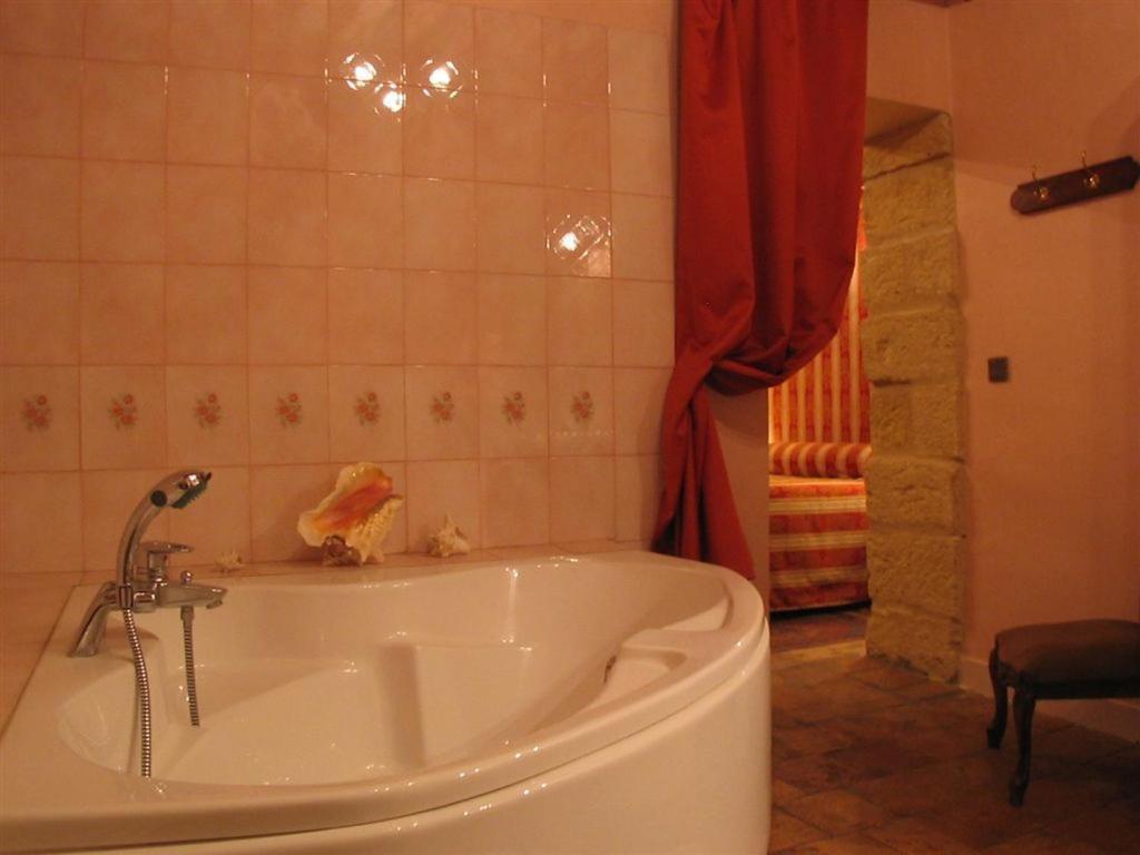 Bize De La Tour Bed & Breakfast Saint-Bonnet-du-Gard Rom bilde