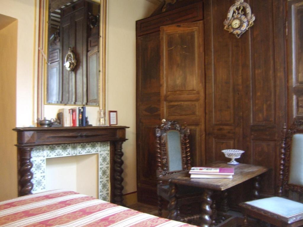 Bize De La Tour Bed & Breakfast Saint-Bonnet-du-Gard Rom bilde