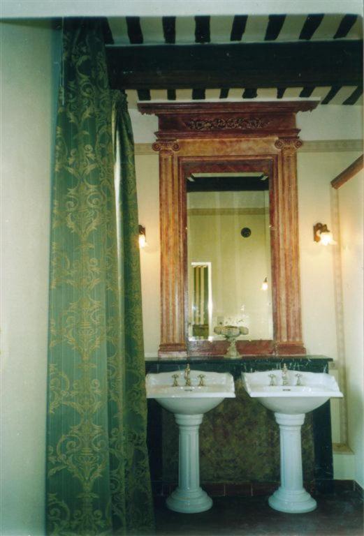 Bize De La Tour Bed & Breakfast Saint-Bonnet-du-Gard Rom bilde